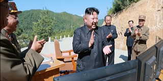 Kim Jong-Un säger att roboten var en gåva till de "amerikanska skitstövlarna". (Foto: KRT via AP Video / TT)
