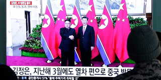 Nordkoreas ledare Kim Jong-Un är på besök hos Kinas president Xi Jinping. (Foto: TT)
