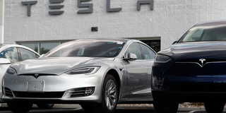 Tesla har beslutat att hålla betydligt fler butiker öppna framöver än vad bolaget tidigare räknat med. (Foto: TT)