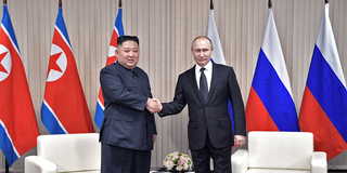 Nordkoreas ledare Kim Jong-Un skakar hand med Rysslands president Vladimir Putin för första gången. Det historiska mötet sker på rysk mark. (Foto: TT)