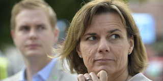 Isabella Lövin och partikollegan Gustav Fridolin i MP har en del att förklara när det gäller "idiotskatten" på solel