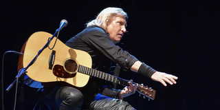 Joe Walsh från rockgruppen The Eagles försökte 1980 samla röster som USA:s nästa president genom att locka med "fri bensin till alla". (TT)
