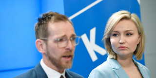 Kristdemokraternas ekonomiskpolitiska talesperson Jakob Forssmed, till vänster i bild, och partiledaren Ebba Busch Thor. KD säger nu nej till slopad värnskatt. (Foto: TT)