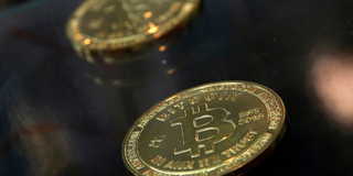 Bitcoin har under torsdagen tappat drygt 11 procent till strax under 17 000 dollar. (Foto: TT)