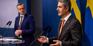 Näringsminister Ibrahim Baylan och inrikesminister Mikael Damberg meddelade under onsdagen att krav på negativa covid-19-test ska införas. (Foto: TT9