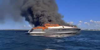 Brinnande lyxyacht