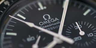 I november 2021 såldes en Omega Speedmaster på auktion för flera miljoner, nu har det visat sig att klockan var falsk. På bilden en äkta Omega Speedmaster