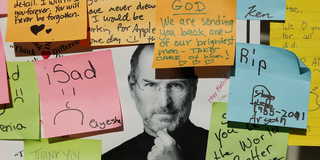 Många är de som hade offrat sin högerarm för att få arbeta med Steve Jobs. På bilden anteckningar skrivna av supportrar efter hans död 2011.