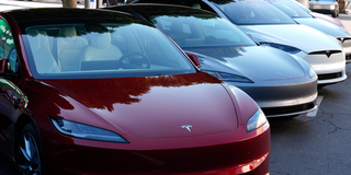 Tesla målar in sig själva i ett hörn med alla problem. (Foto: Damian Dovarganes/TT)