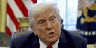 Donald Trumps tullpolitik och svängningar i Vita huset har skakat marknadens förtroende för USA – något som bidragit till att stärka den svenska kronan. (Foto: AP/TT)