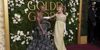 Skådespelaren och sångaren Cynthia Erivo samt popstjärnan Ariana Grande anländer till den 82:a upplagan av Golden Globe-galan den 5 januari 2025. Komikern Nikki Glaser öppnade kvällen med ett skämt om Ozempic. (Foto: Jordan Strauss/TT)