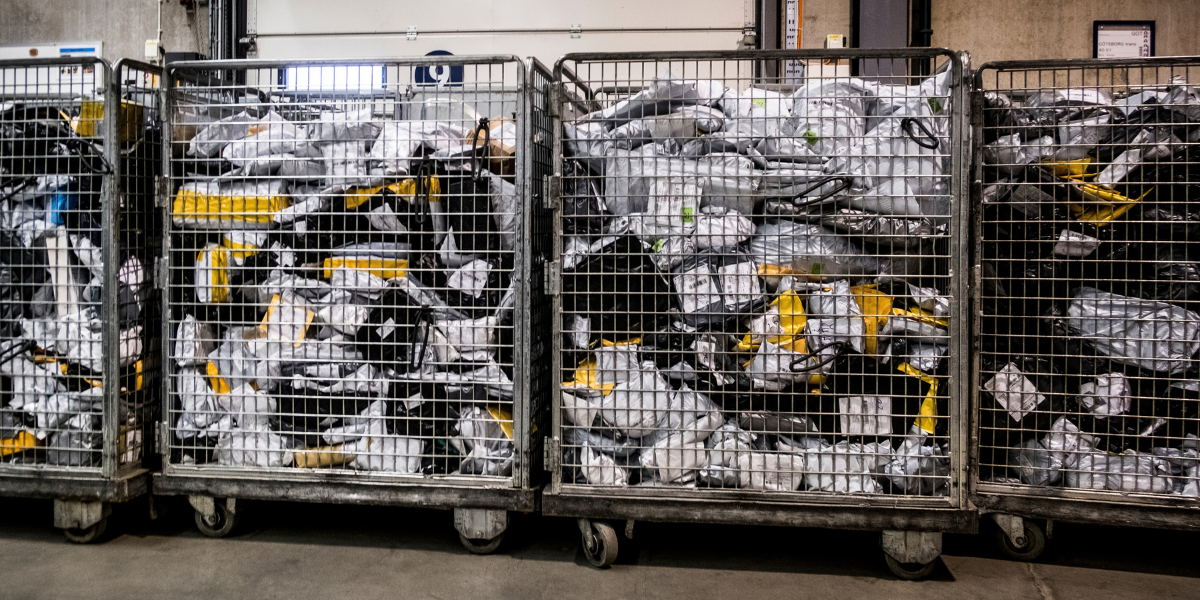 Postnords terminal på Arlanda. De så kallade Kina-breven, som är små paket som delas ut som brev. De kommer i en takt om drygt 100 000 per dag och fyller korgarna på terminalen. Foto: Magnus Hjalmarson Neideman / SvD / TT / Kod 10078 ** OUT DN, Dagens Industri (även arkiv)