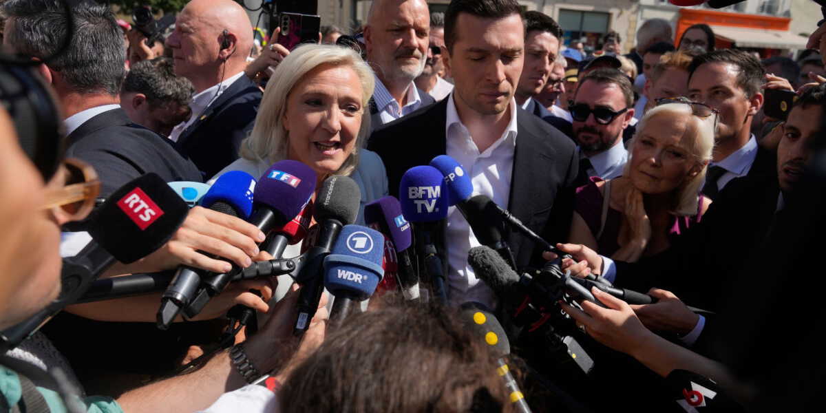 Marknaden stressas av att ytterhögerkandidaten och EU-kritiska Marine Le Pen ligger bra till i franska opininsmätningar inför presidentval nästa år.