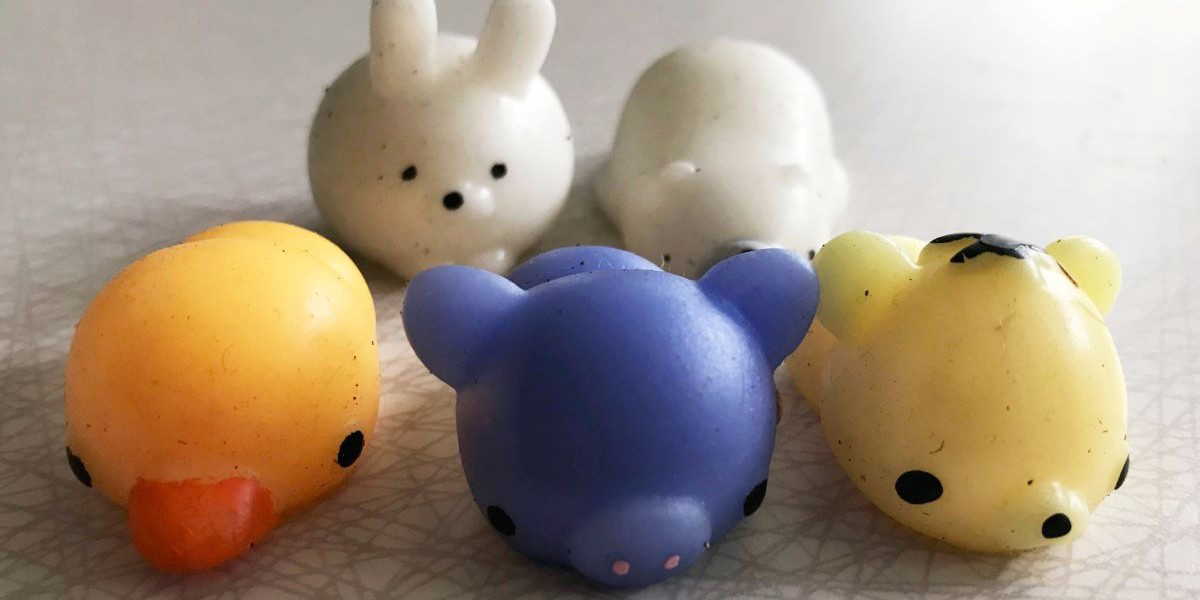 Squishies, populära klämleksaker, kan orsaka bland annat orsaka brännskador om de går sönder, varnar nu svenska myndigheter gemensamt.
