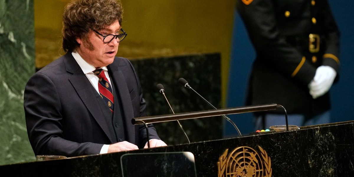 Javier Milei i FN:s talarstol. Där förklarade presidenten att Argentina ger britterna två veckor på sig att stoppa planerna att leta olja nära Falklandsöarna.