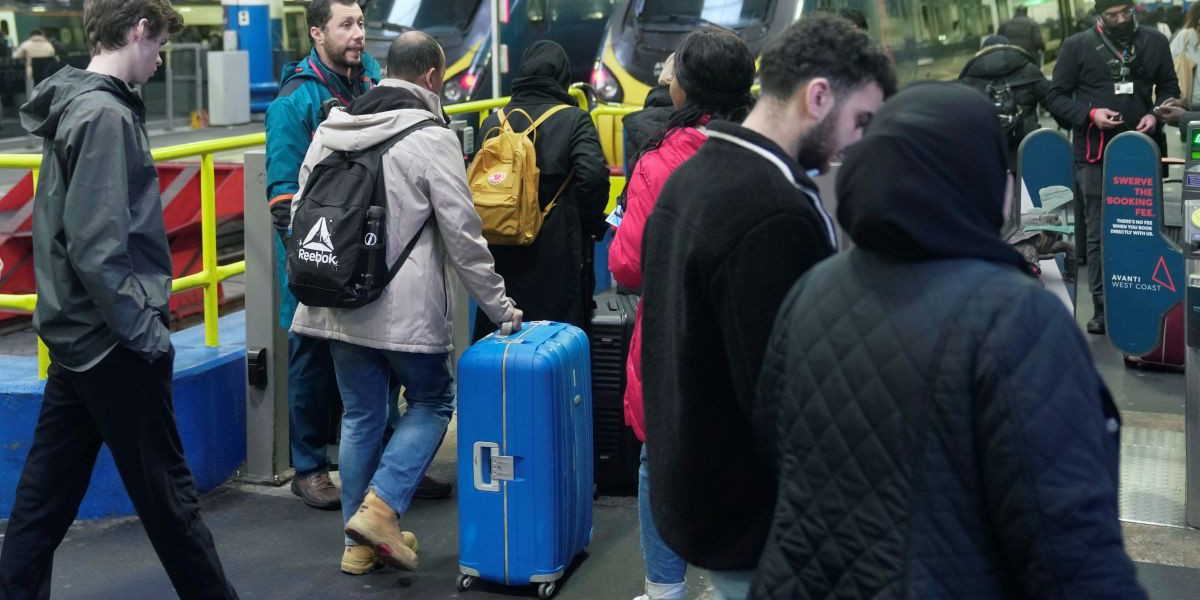 Stöldligor inriktar sig på resenärer som verkar välbärgade. En resväska som ser ”lyxig” ut kan räcka för att väcka intresse, varnar polisen efter stölder.