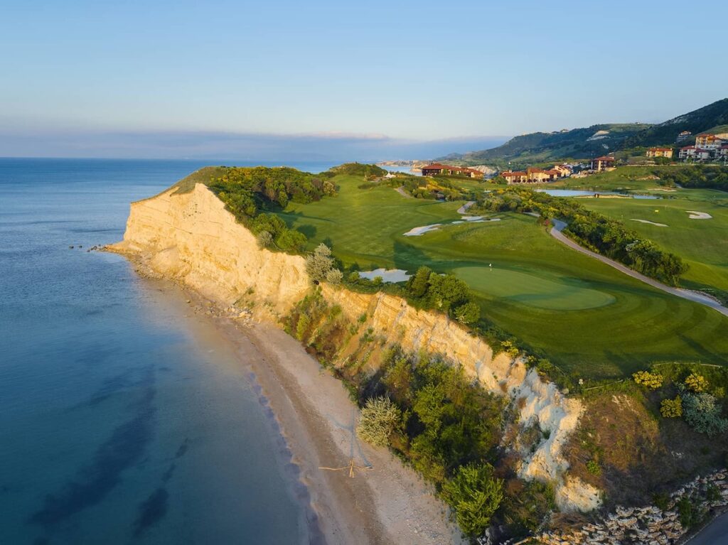 Thracian Cliffs Golf & Beach Resort ligger vid Svarta havets kust i Bulgarien. 
