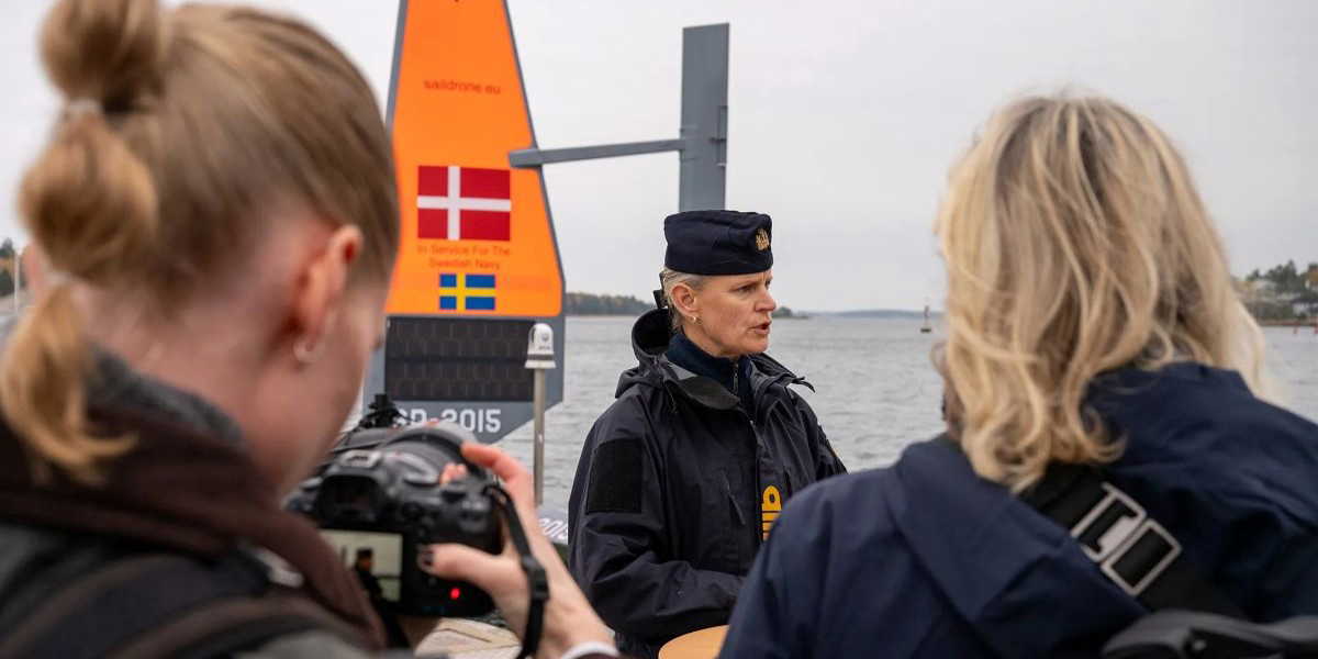 Kommendör Paula Wallenburg presenterar de nya obemannade havsdrönare som ska övervaka Östersjön och redan är i gång.