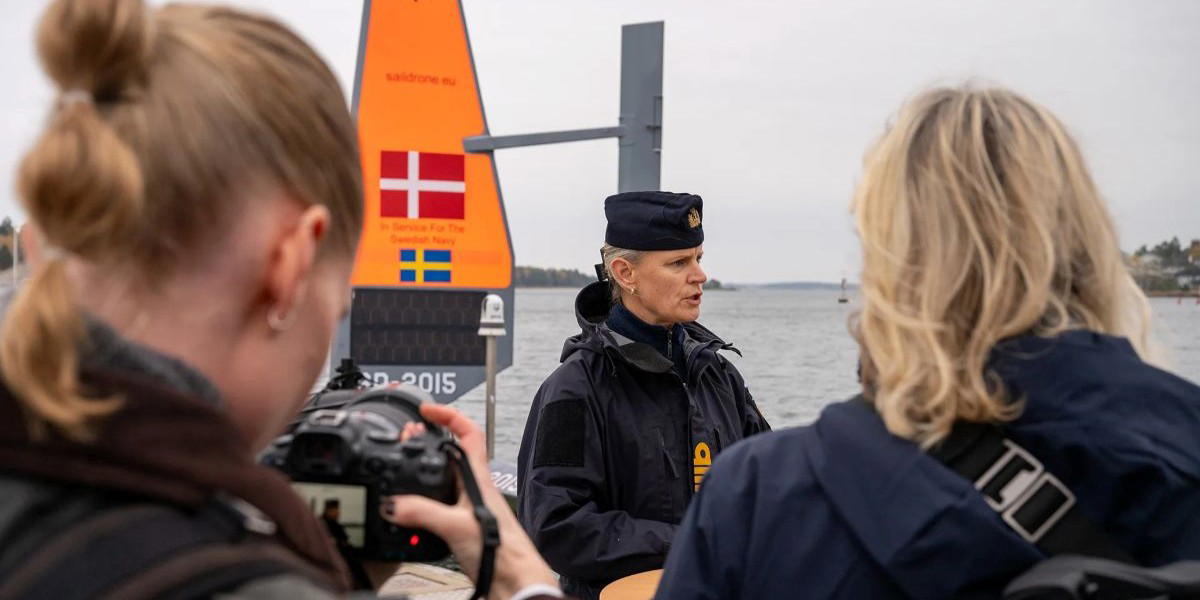 Kommendör Paula Wallenburg presenterar de nya obemannade havsdrönare som ska övervaka Östersjön och redan är i gång.