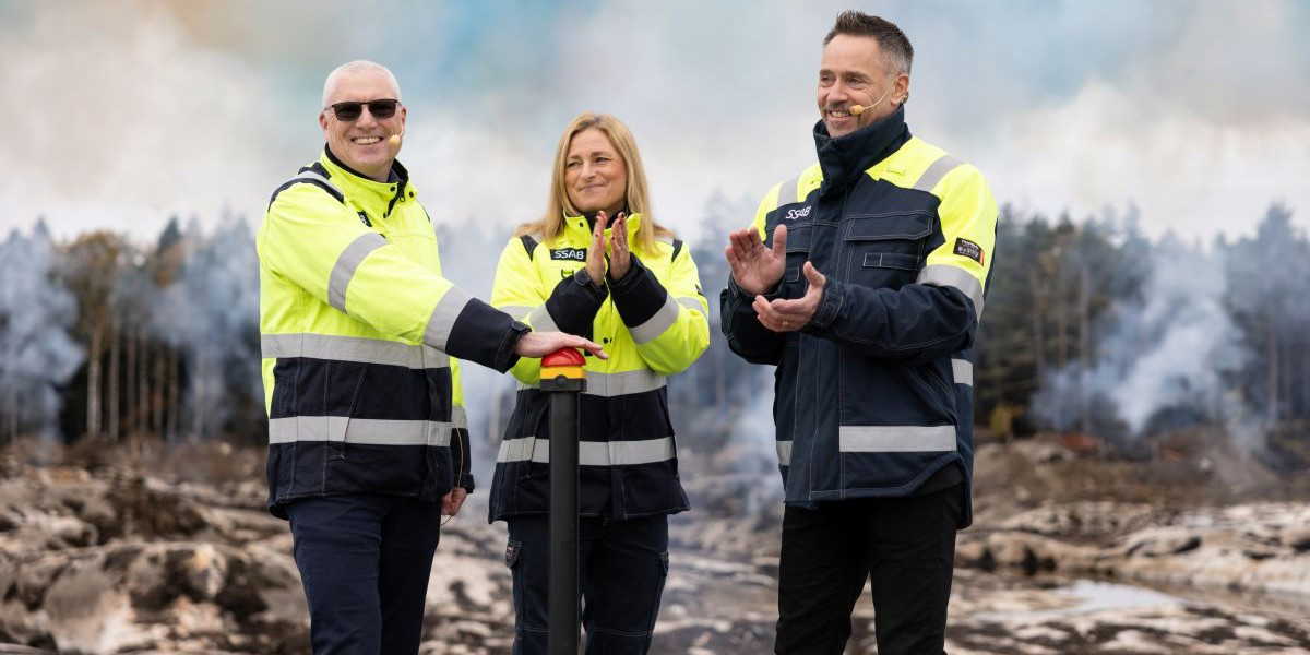 SSAB har sparkat i gång sin investering på 3,3 miljarder i en ny härdlinje i Oxelösund. Tre chefer inklusive koncernchef Johnny Sjöström t h skötte det.