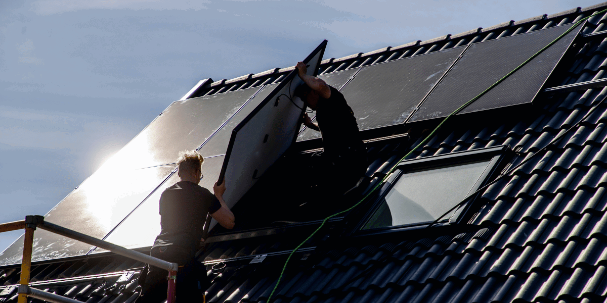 Solceller på villatak stängs av på distans med ny mjukvara för att förhindra överbelastning i elnätet. Tekniken testades nyligen hos över 400 hushåll. (Foto: Adam Ihse/TT)