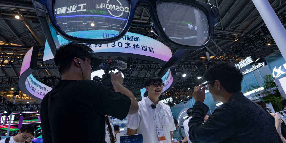 Besökare provar ”smarta glasögon” på en AI-mässa i Shanghai i somras. Arkivbild.