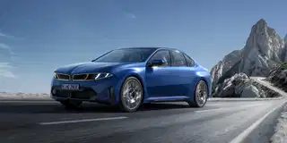 BMW i3 far fram på en bergsväg.