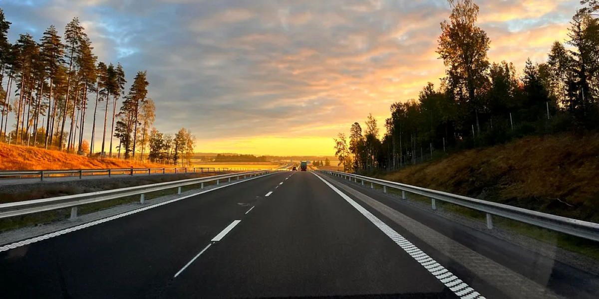 Nya motorvägen, E18 mellan Köping och Västjädra. En vacker bild – men tyvärr är underlaget som att ”köra på en tvättbräda”. Nu blir det ny asfalt.