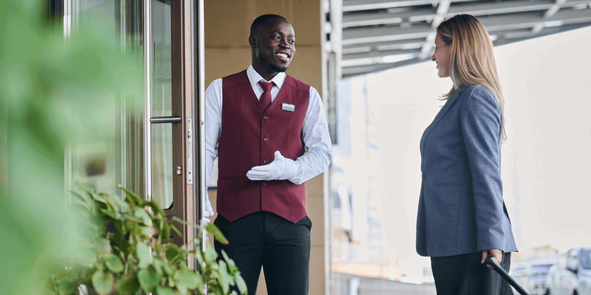 Allt fler väljer bort snabba appar och QR-koder för att i stället mötas ansikte mot ansikte. Den personliga servicen har blivit en ny statussymbol på marknaden. (Foto: Canva)