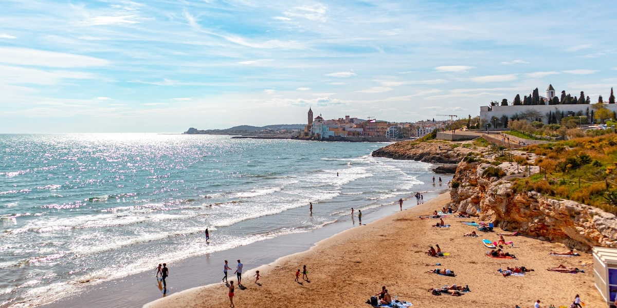 Spanien lockar svenskar som vill köpa bostäder i solen, som här i Sitges utanför Barcelona.