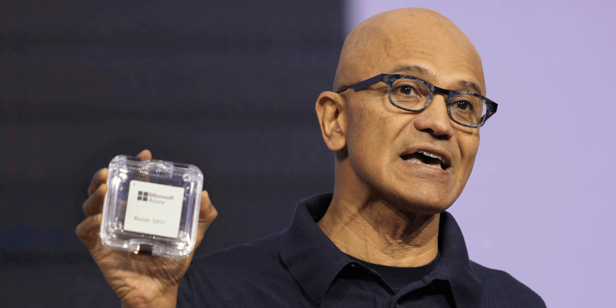 Microsofts vd Satya Nadella presenterar Azure Boost DPU på bolagets Ignite-konferens tisdagen den 19 november 2024 i Chicago. (Foto: Charles Rex Arbogast/AP)