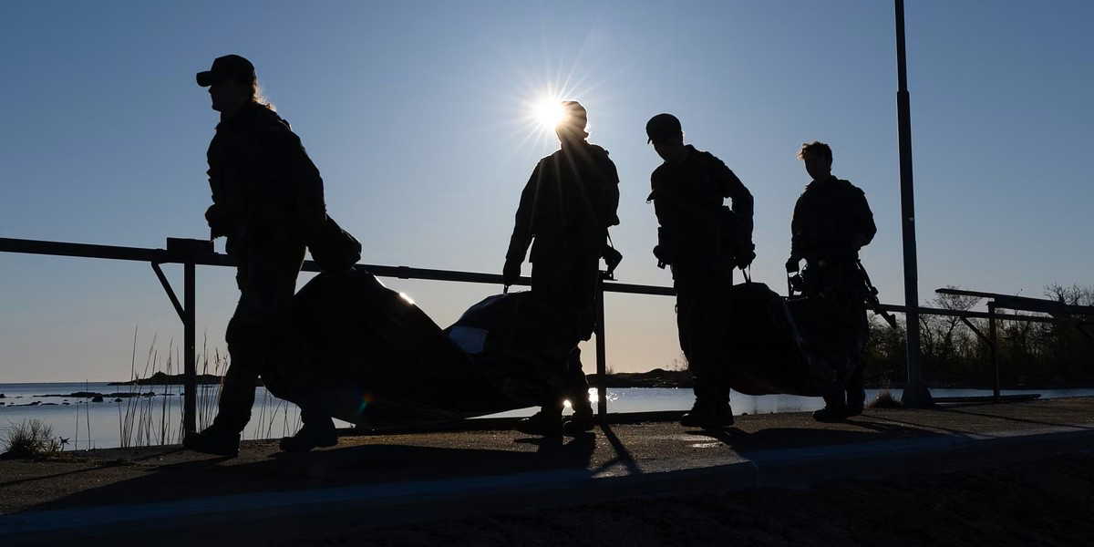 För första gången på 70 år har Sverige övat på att begrava i krig. 500 liksäckar med tyngder och likdoft begravdes i en övning på Väddö.