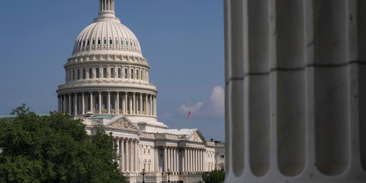 USA:s Kapitolium sett från Cannon House Office Building efter att republikanska lagstiftare röstat igenom ett lagförslag om att finansiera den federala staten fram till den 4 december. Bilden är tagen i Washington onsdagen den 22 juli 2026. (Foto: J. Scott Applewhite / TT)