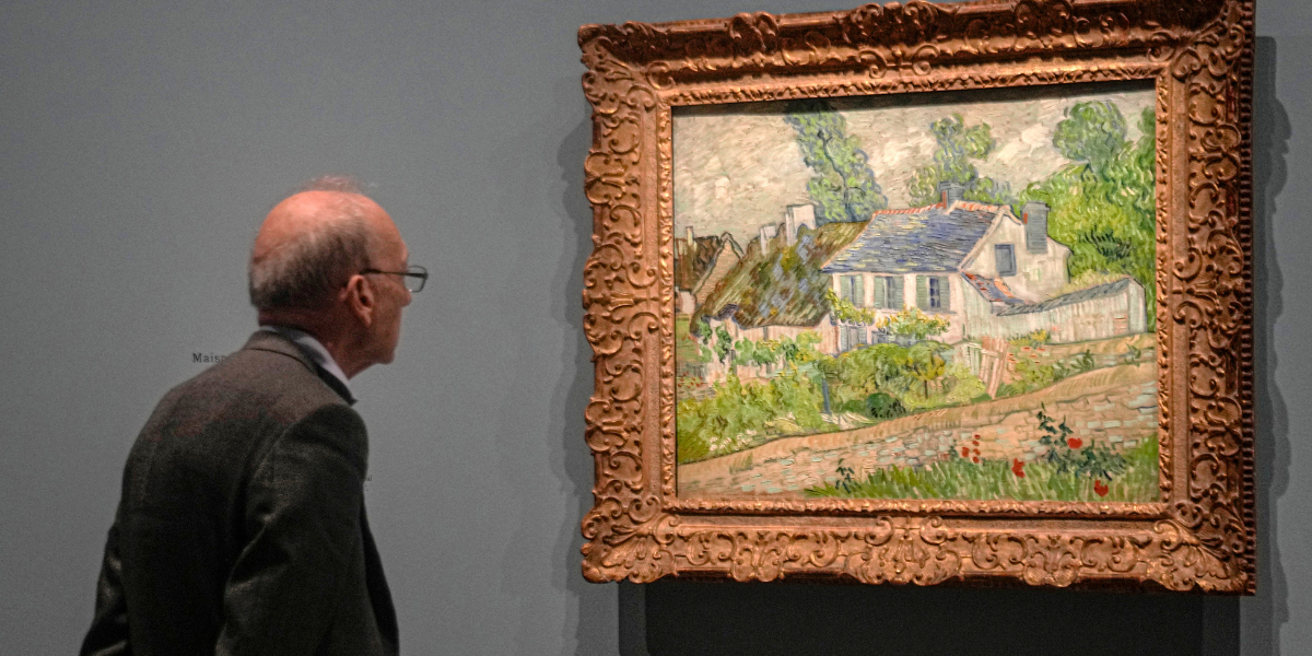 En man betraktar Vincent van Goghs oljemålning på duk, Hus i Auvers-sur-Oise, daterad den 9 eller 10 juni 1890, på utställningen ”Van Gogh i Auvers-sur-Oise: De sista månaderna” på Musée d’Orsay i Paris fredagen den 29 september 2023. Utställningen är öppen för allmänheten från den 3 oktober 2023 till den 4 februari 2024. Den nya Van Gogh-utställningen fokuserar på de två månaderna före konstnärens död, 37 år gammal, den 29 juli 1890. Perioden var både enastående och oerhört smärtsam – en av konstnärens mest produktiva, men också hans sista. (Foto: Michel Euler)