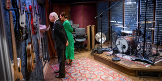 Kung Carl Gustaf och kronprinsessan Victoria besöker Spotify och deras studio då Singapores presidentpar är på ett tre dagar långt statsbesök i Sverige. Foto: Pontus Lundahl / TT