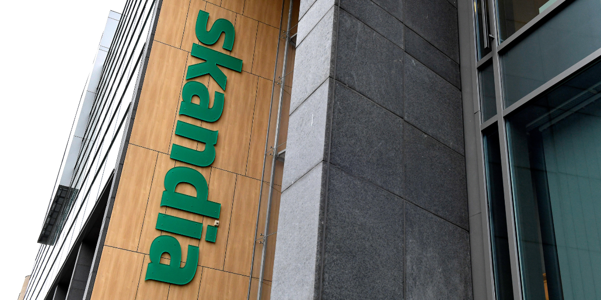 Skandias logotyp på en träfasad i Stockholm.