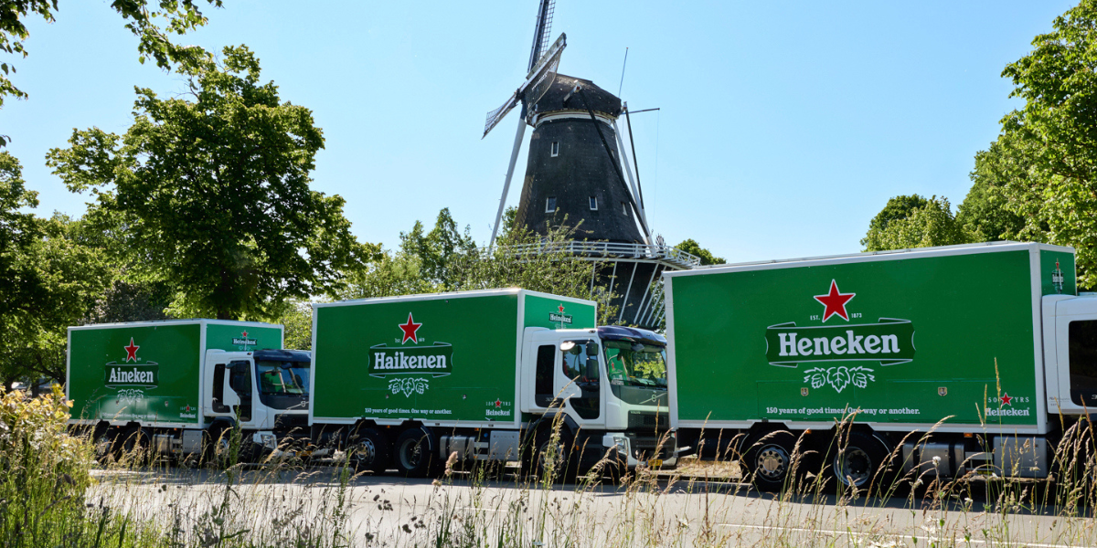 Tre Heineken-lastbilar kör förbi en väderkvarn i Nederländerna för att leverera världens mest välkända – men ofta felstavade – ölmärke. Inför deras 150-årsjubileum körde bolaget en kampanj för att visa konsumenterna att det inte spelar någon roll hur de stavar namnet, så länge de har trevligt tillsammans med ölen. (Foto: Heineken via AP / TT)