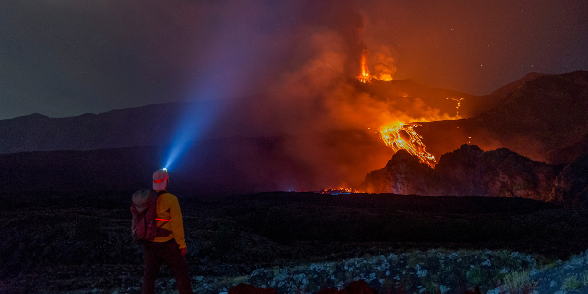 Vulkanutbrottet på Etna fortsätter och lavaflöden fortsätter att rinna nedför vulkanens sluttningar. Bilden är tagen från Mareneve nära Catania i Italien torsdagen den 13 augusti 2026.