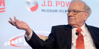 Bild på Warren E. Buffett, grundare av Berkshire Hathaway Inc., från 2015 då han deltog i ett NADA-forum om bilbranschen i New York. (Foto: Mary Altaffer)