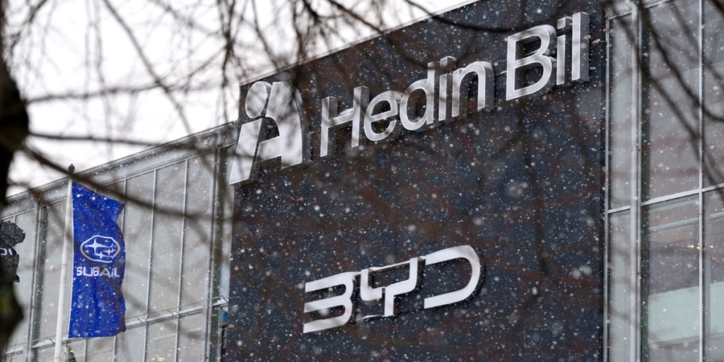 Bild på Hedin bils fasad i Stockholm som även visar logotypen för BYD.