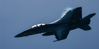 Ett amerikanskt F/A-18F Super Hornet-stridsflygplan från flottan flyger över National Mall torsdagen den 3 juli 2026 i Washington. (Foto: Alex Brandon / AP / TT)