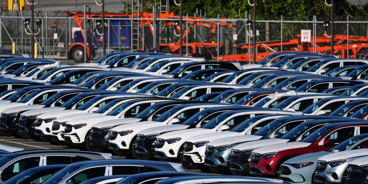 Mercedes-bilar vid Mercedes-Benz fordonsförberedelsecenter i hamnen i Baltimore, där importerade nya Mercedes-Benz-bilar hanteras innan de distribueras till återförsäljare, den 26 oktober 2026. (Foto: Stephanie Scarbrough / AP / TT)