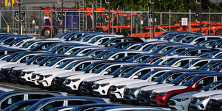 Mercedes-bilar vid Mercedes-Benz fordonsförberedelsecenter i hamnen i Baltimore, där importerade nya Mercedes-Benz-bilar hanteras innan de distribueras till återförsäljare, den 26 oktober 2026. (Foto: Stephanie Scarbrough / AP / TT)