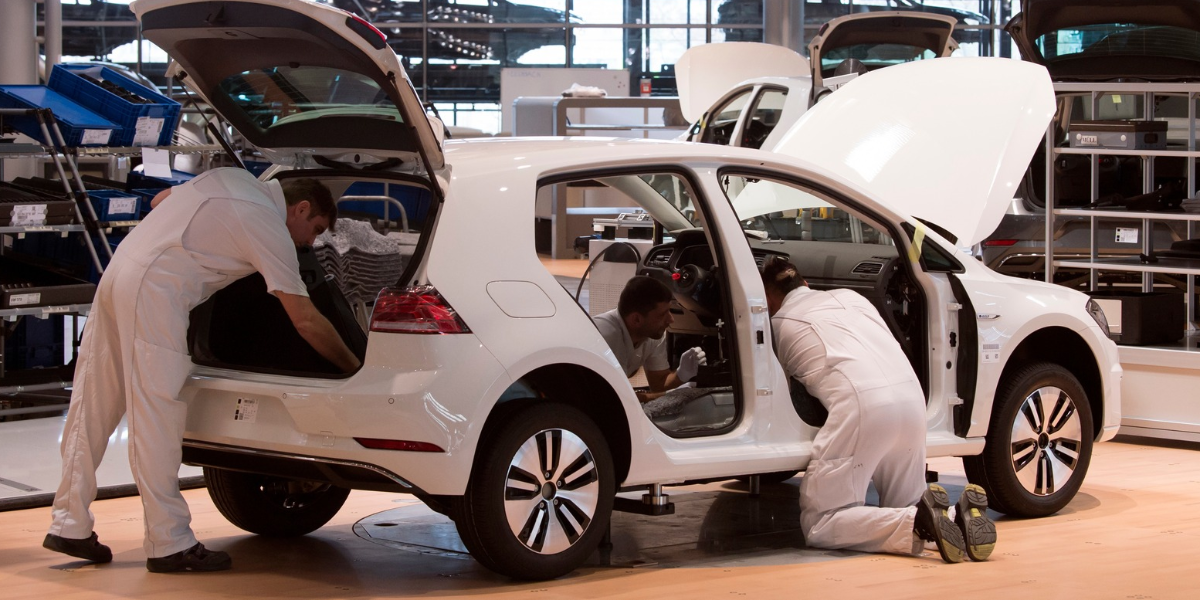 Anställda monterar en elbil av modellen e-Golf i den tyska biltillverkaren Volkswagens Transparent Factory i Dresden, Tyskland, den 3 april 2017. (Foto: Jens Meyer / AP / TT)