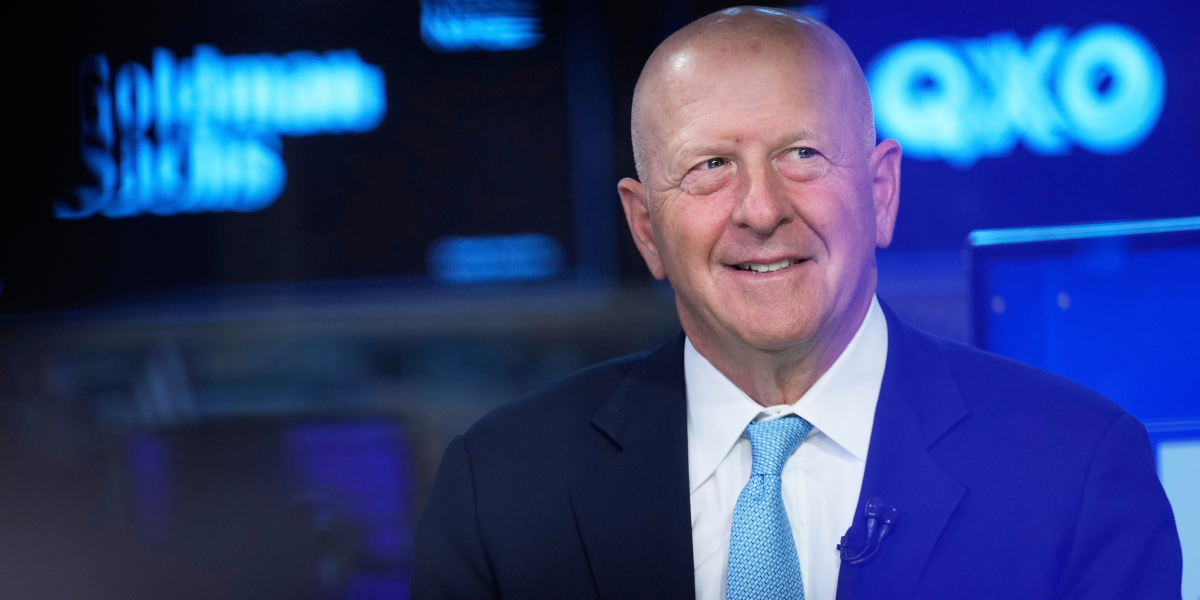Goldman Sachs vd David Solomon, som nu får 50 gånger årslönen, intervjuas på golvet på New York Stock Exchange i New York onsdagen den 16 juli 2025. (Foto: Seth Wenig / TT)