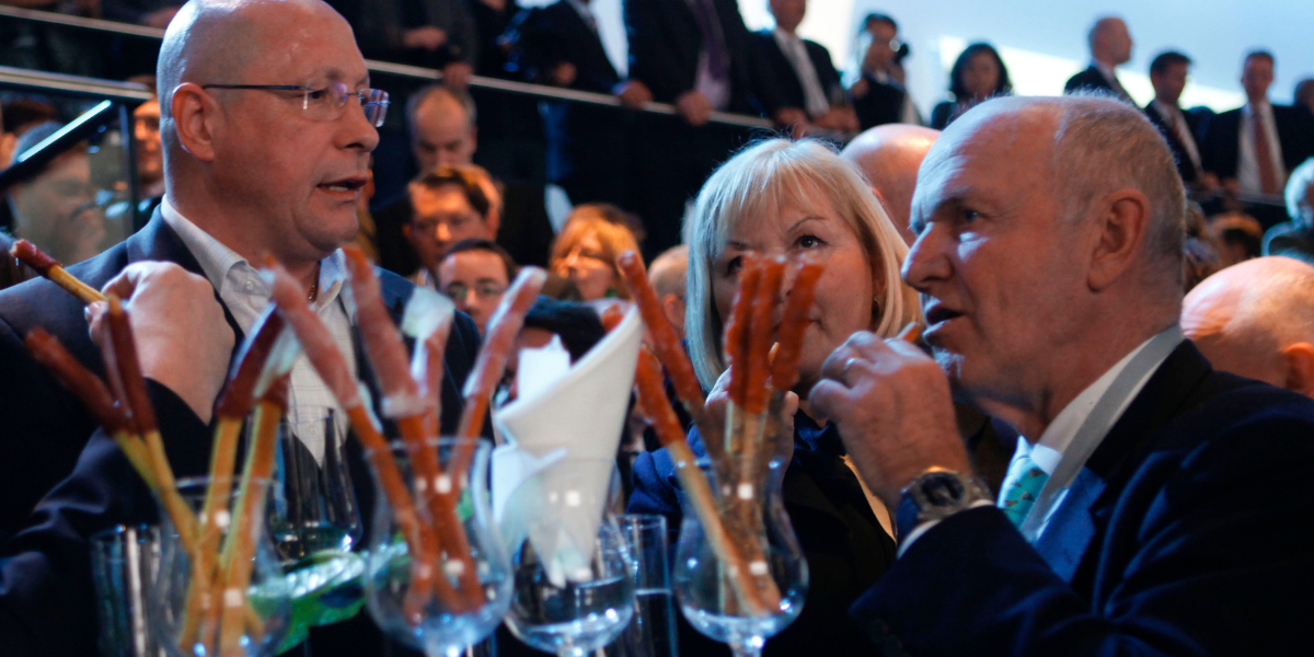 Ferdinand Piech, till höger, ordförande för Volkswagen-koncernens tillsynsstyrelse, samtalar med sin fru Ursula, i mitten, och Uwe Hueck, ordförande för Porsches företagsråd, under en presentation av VW (Volkswagen) inför den 81:a internationella bilmässan i Genève, Schweiz, måndagen den 28 februari 2011. Bilmässan pågår från den 3 till den 13 mars. (AP Photo/Anja Niedringhaus) / SCANPIX