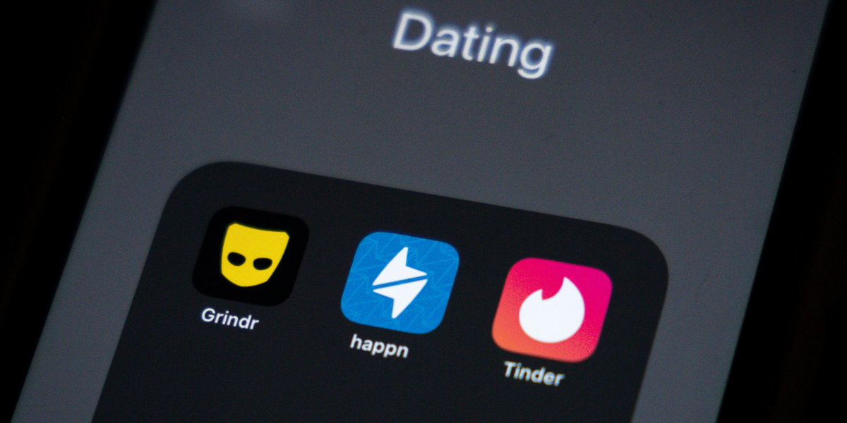 En telefon med appar, grindr, tinder.