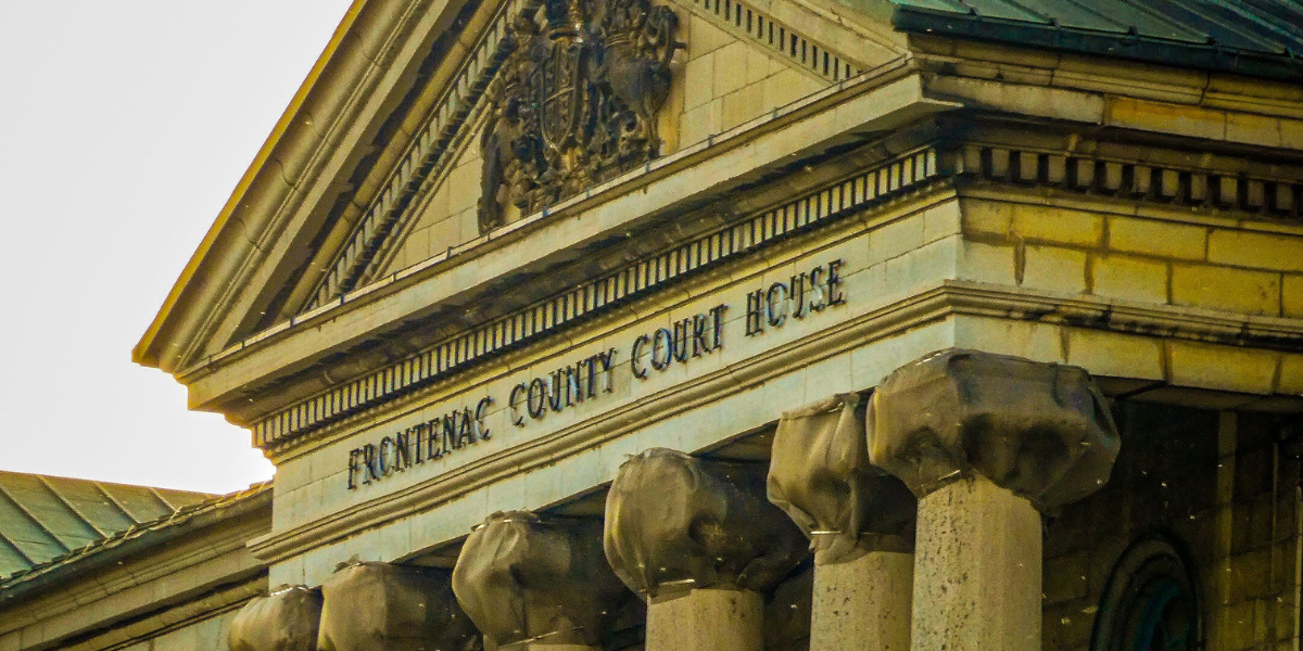 Klassisk fasad av Frontenac County Courthouse som visar neoklassisk arkitektur i Kingston, Ontario. (Foto: Jem Photography / Pexels)