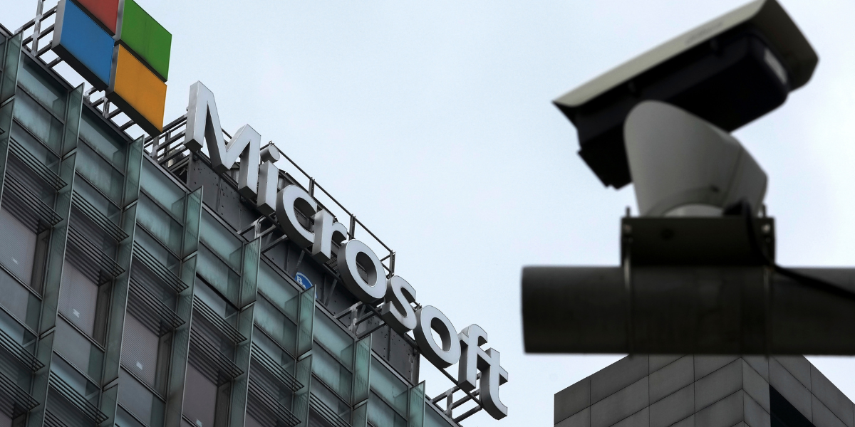Microsofts kontor i Beijing i bakgrunden och en övervakningskamera i förgrunden.