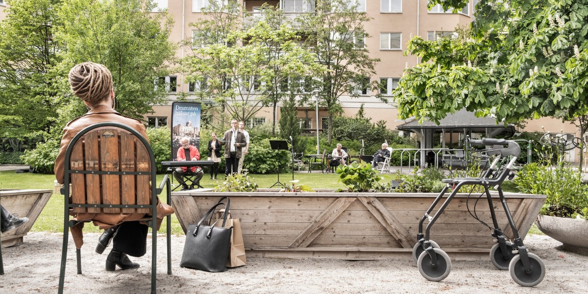På bild: Dåvarande kulturminister för Socialdemokraterna och numera språkrör för Miljöpartiet Amanda Lind på besök på äldreboendet Attendo på Lignagatan, Stockholm år 2020. (Foto: Magnus Hjalmarson Neideman / SvD / TT)